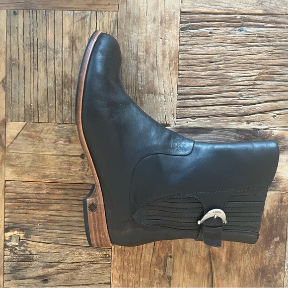 UGG women’s black leather zip boots - Picture 4 of 10